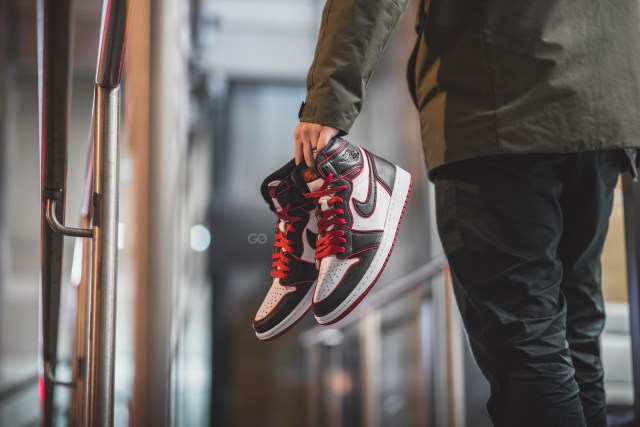 NIKE AIR JORDAN 1 RETRO HIGH OG BLOODLINE SNEAKERS FTL-01-154 2019 Nike Air Jordan 1 Retro High OG Bloodline Bred Size 9.5  main image 2